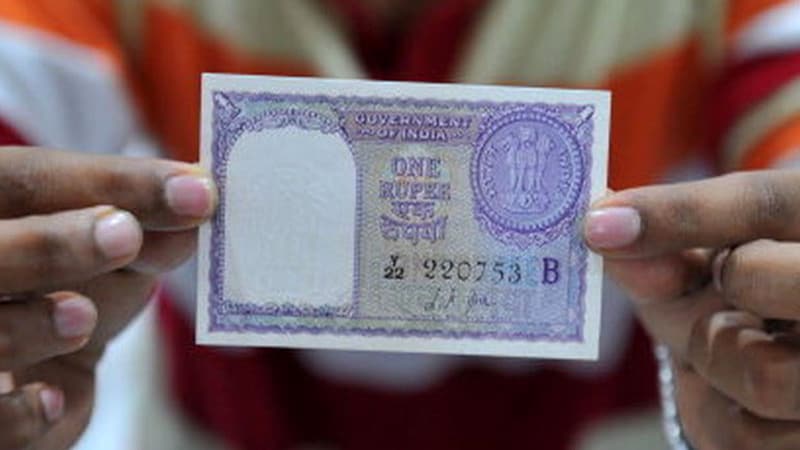 How many languages are written on an Indian currency?