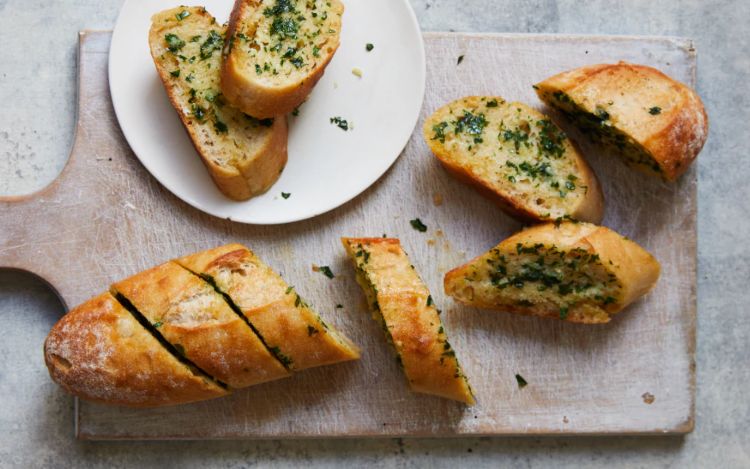 Make crispy garlic bread at home in this lockdown