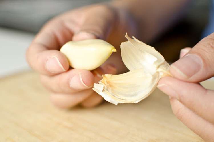 Easy way to peel garlic